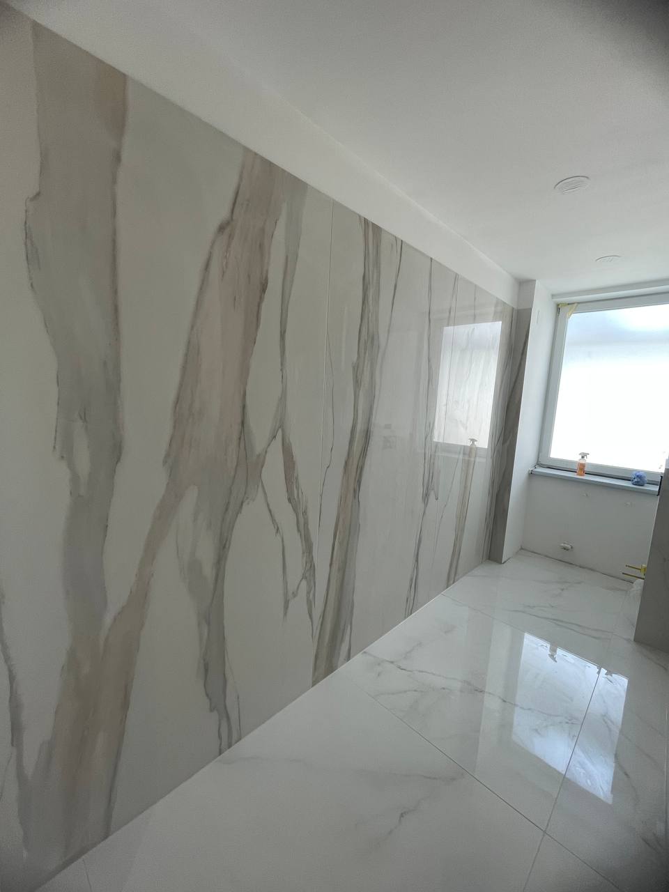 Moderná kúpeľňa s sprchou